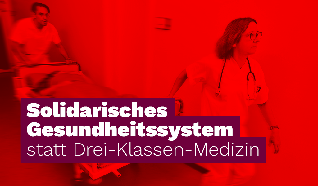 „Zwei medizinische Fachkräfte schieben ein Krankenhausbett mit Patient durch einen Flur. Über das Bild ist in weißer und violetter Schrift der Text gelegt: ‚Solidarisches Gesundheitssystem statt Drei-Klassen-Medizin‘.“