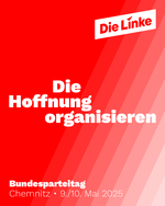 Der Claim "Die Hoffnung organisieren" auf rotem Untergrund. Unten Links der Schriftzug "Bundesparteitag. Chemnitz 9./10. Mai 2025". Oben rechts ist das Die-Linke-Logo platziert.