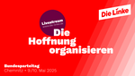 Der Claim "Die Hoffnung organisieren" auf rotem Untergrund. Unten Links der Schriftzug "Bundesparteitag. Chemnitz 9./10. Mai 2025". Oben rechts ist das Die-Linke-Logo platziert. Im Hintergrund ist ein dunkelroter Kreis zu sehen, auf dem steht: "Livestream. www.die-linke.de" 