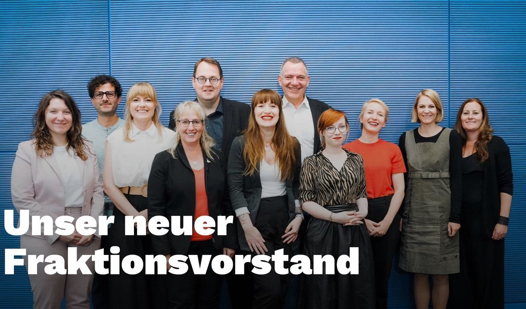 Auf dem Bild sind von links nach rechts die Mitglieder des Fraktionsvorstands vor einer blauen Wand zu sehen: Desiree Becker, Luigi Pantisano, Clara Bünger, Ina Latendorf, Sören Pellmann, Heidi Reichinnek, Jan van Aken, Kathi Gebel, Ines Schwerdtner, Nicole Gohlke und Janine Wissler. Unten links steht der Text: Unser neuer Fraktionsvorstand 