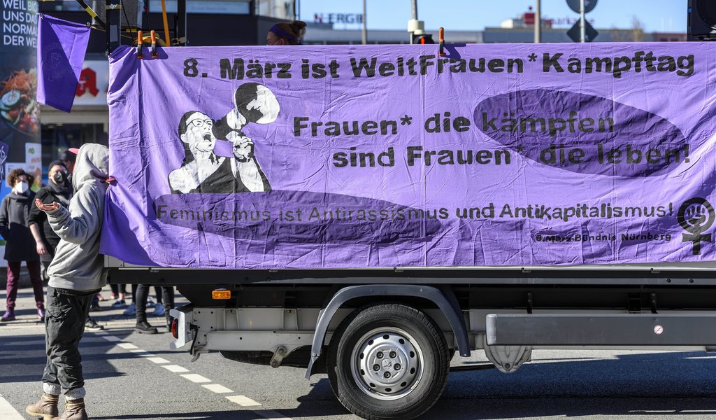 Um den Weltfrauentag am Montag einzuleiten, gehen zahlreiche Menschen auf die Straßen Nürnbergs. unter der Einhaltung d