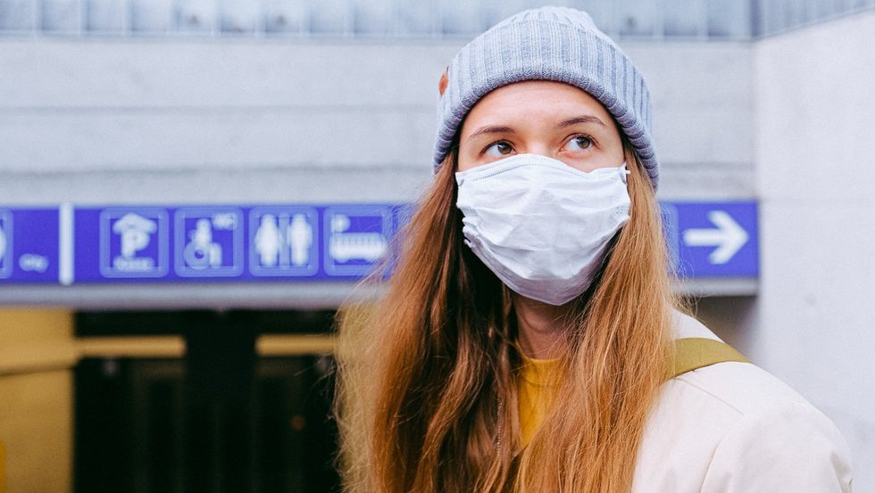 Symbolbild: Junge Frau mit Maske Symbolbild: Junge Frau mit Maske
