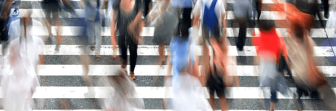 Wirtscahft_Header_1138x502__.png Fußgänger laufen über Zebrastreifen