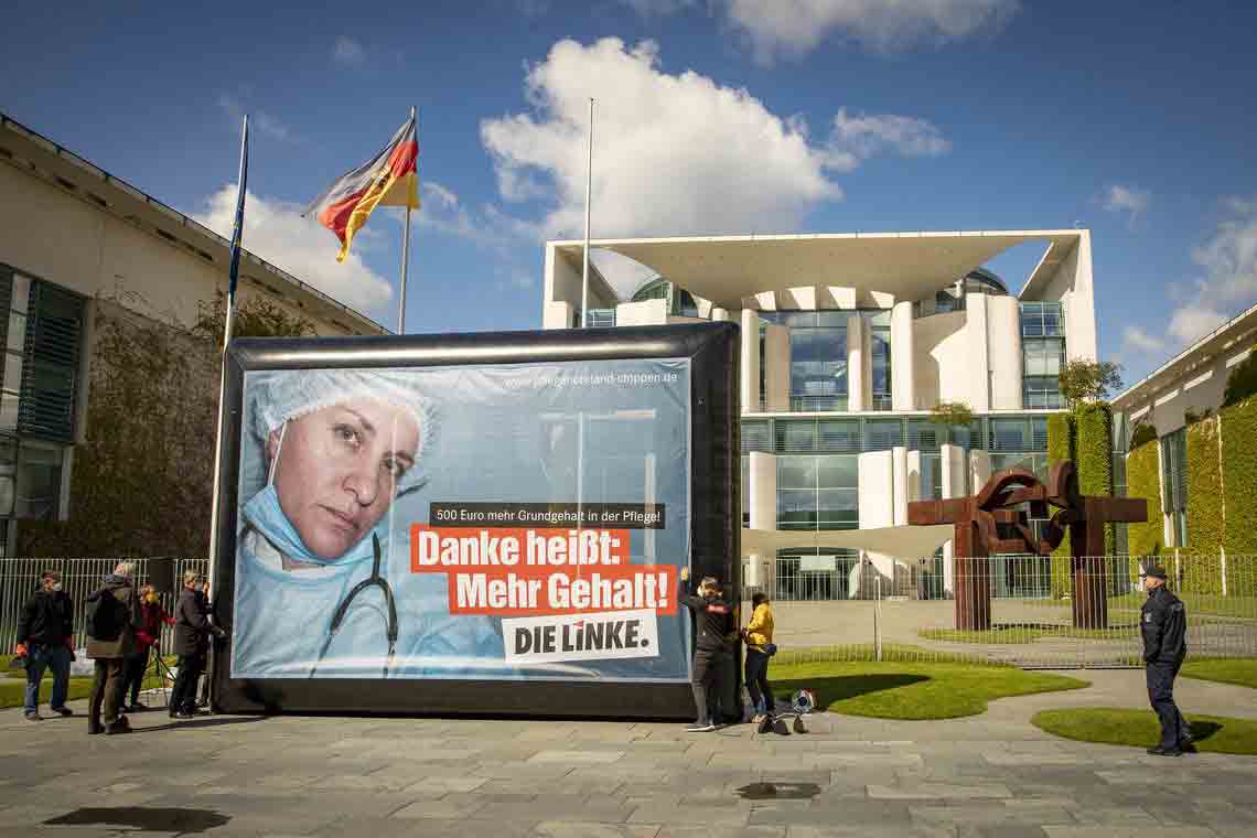 Aktion vor dem Kanzleramt zum Tag der Pflege Danke heißt mehr Gehalt