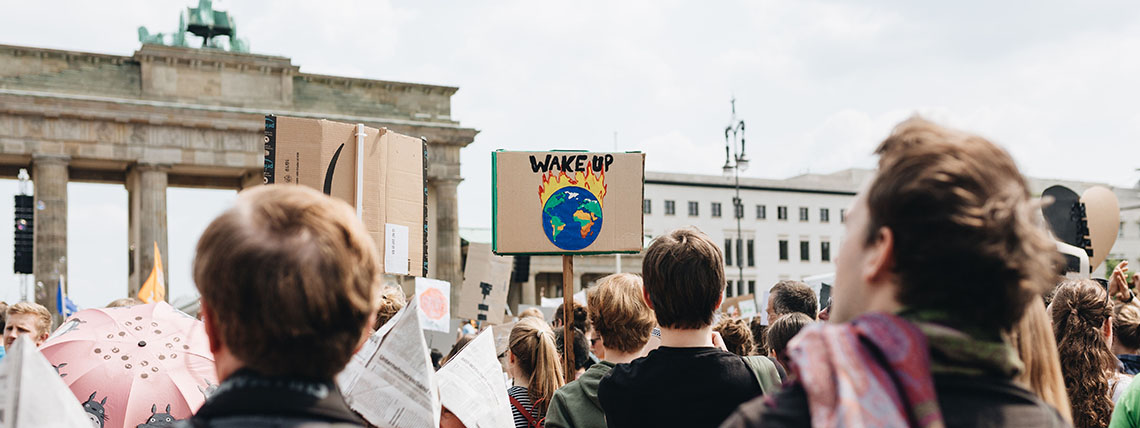 Klima-Demonstranten mit Schild "Wacht auf!" (Symbolbild) Klima-Demonstranten mit Schild "Wacht auf!" (Symbolbild)