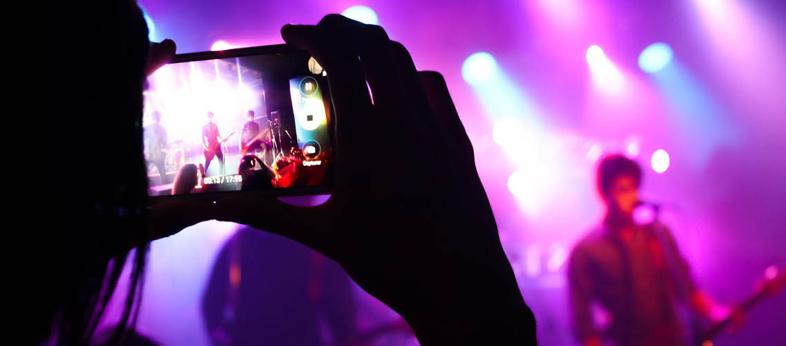 Konzert_Header_1138x502__.jpg Konzert wird mit Smartphone aufgenommen