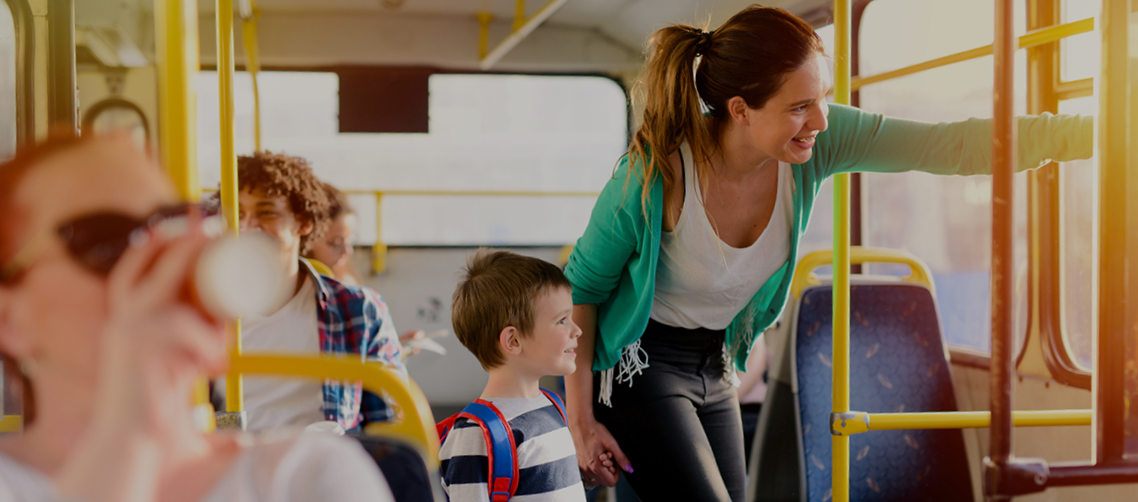 Mobilität_Header_1138x502__.png Mutter mit Kind im Bus