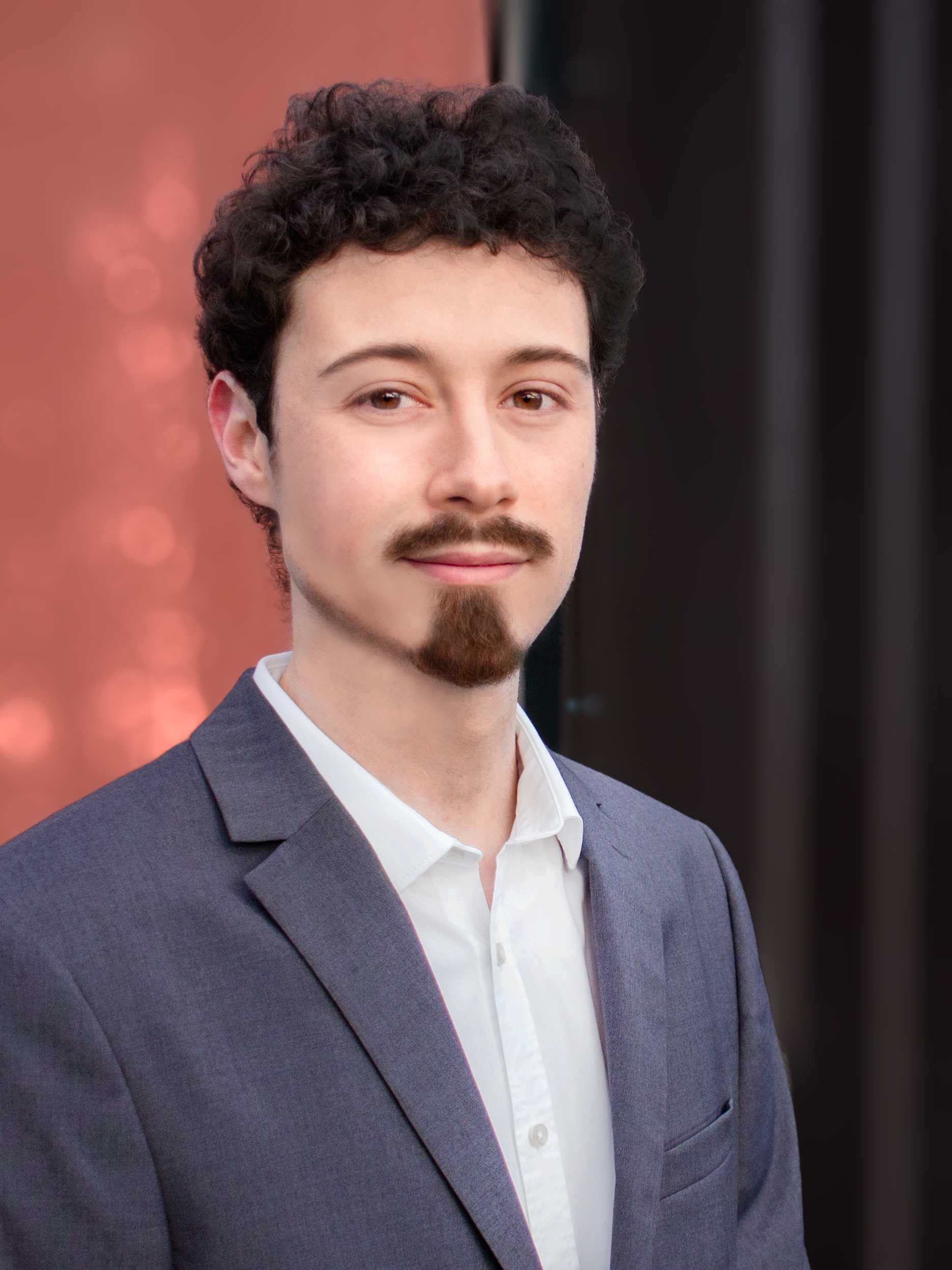 Florian_Hofmann_klein.jpg Florian Hofmann